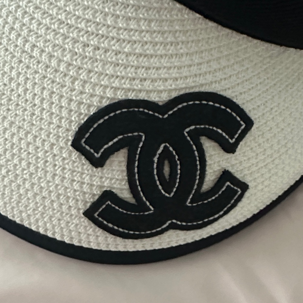 CHANEL Monochrome Logo Visor - Picture 5 of 5